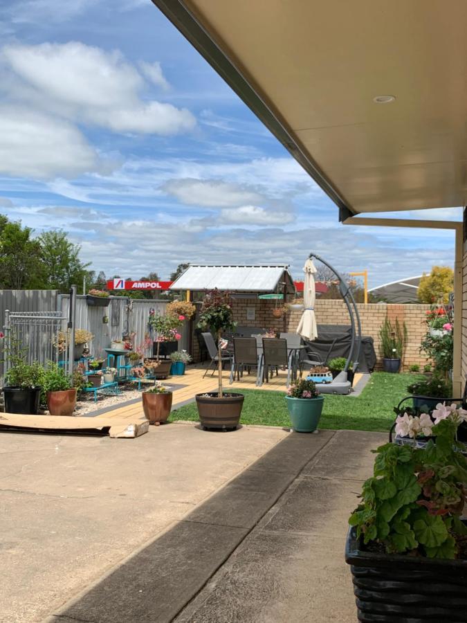 Cowra Crest Motel Exterior photo
