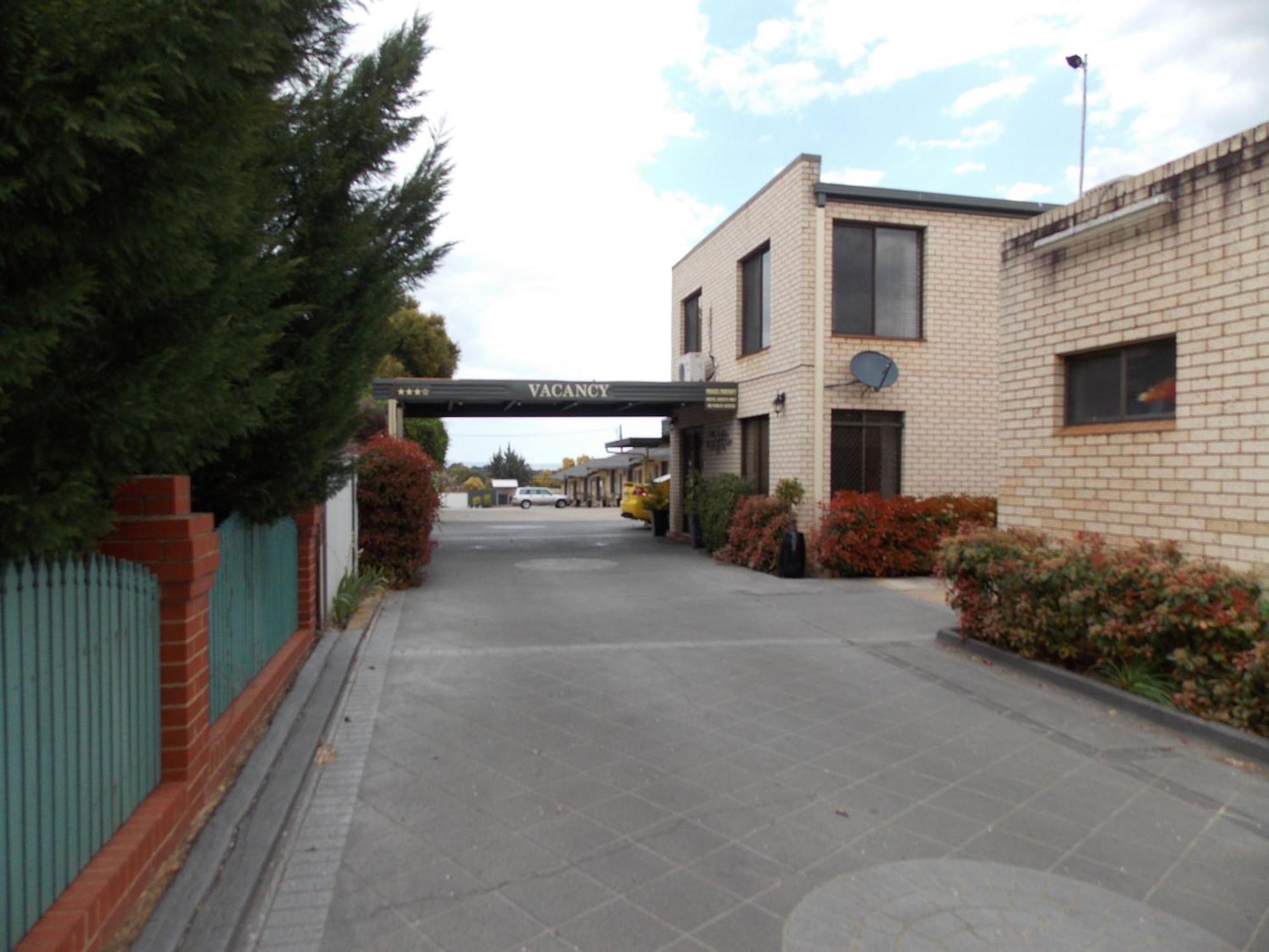 Cowra Crest Motel Exterior photo