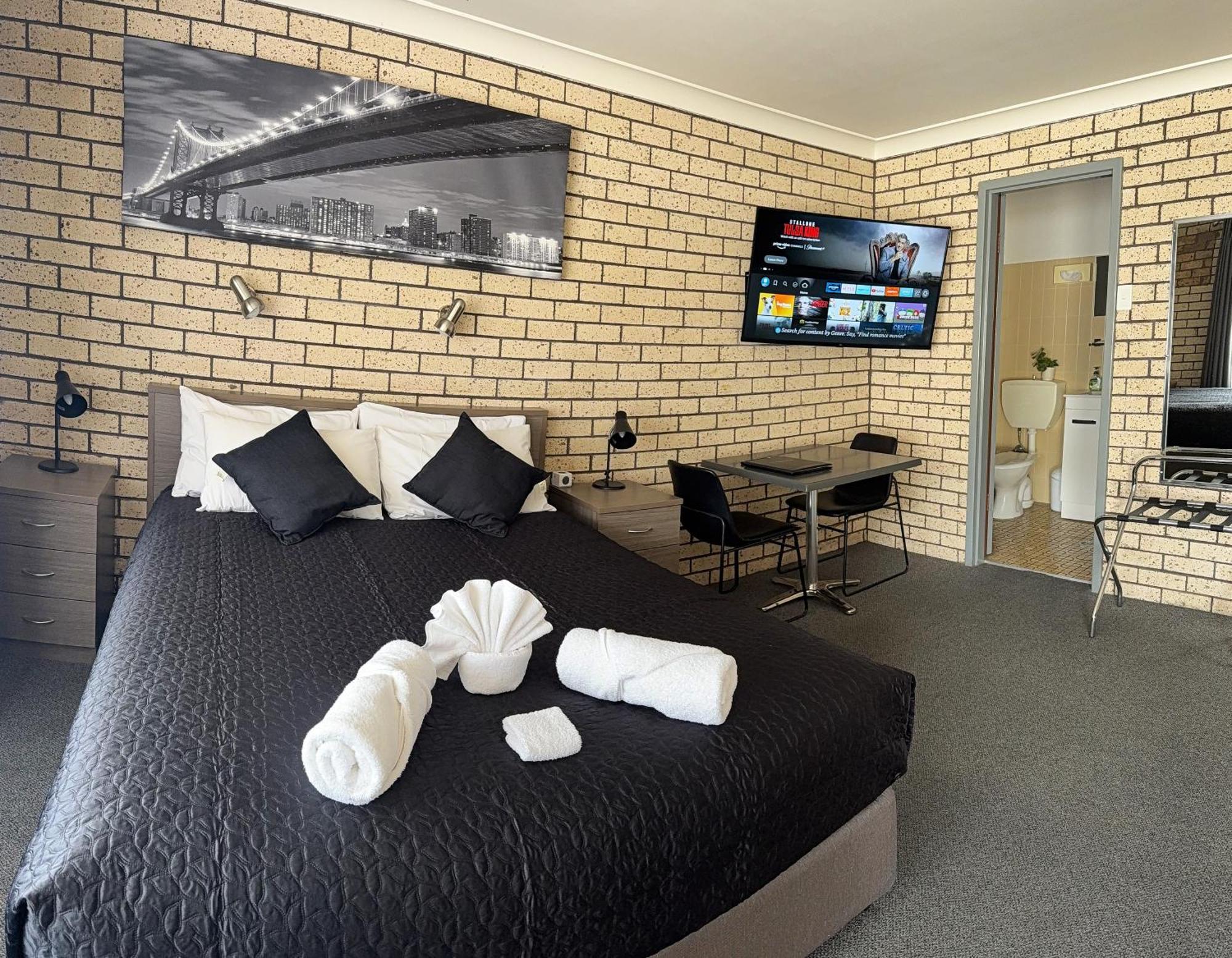 Cowra Crest Motel Exterior photo