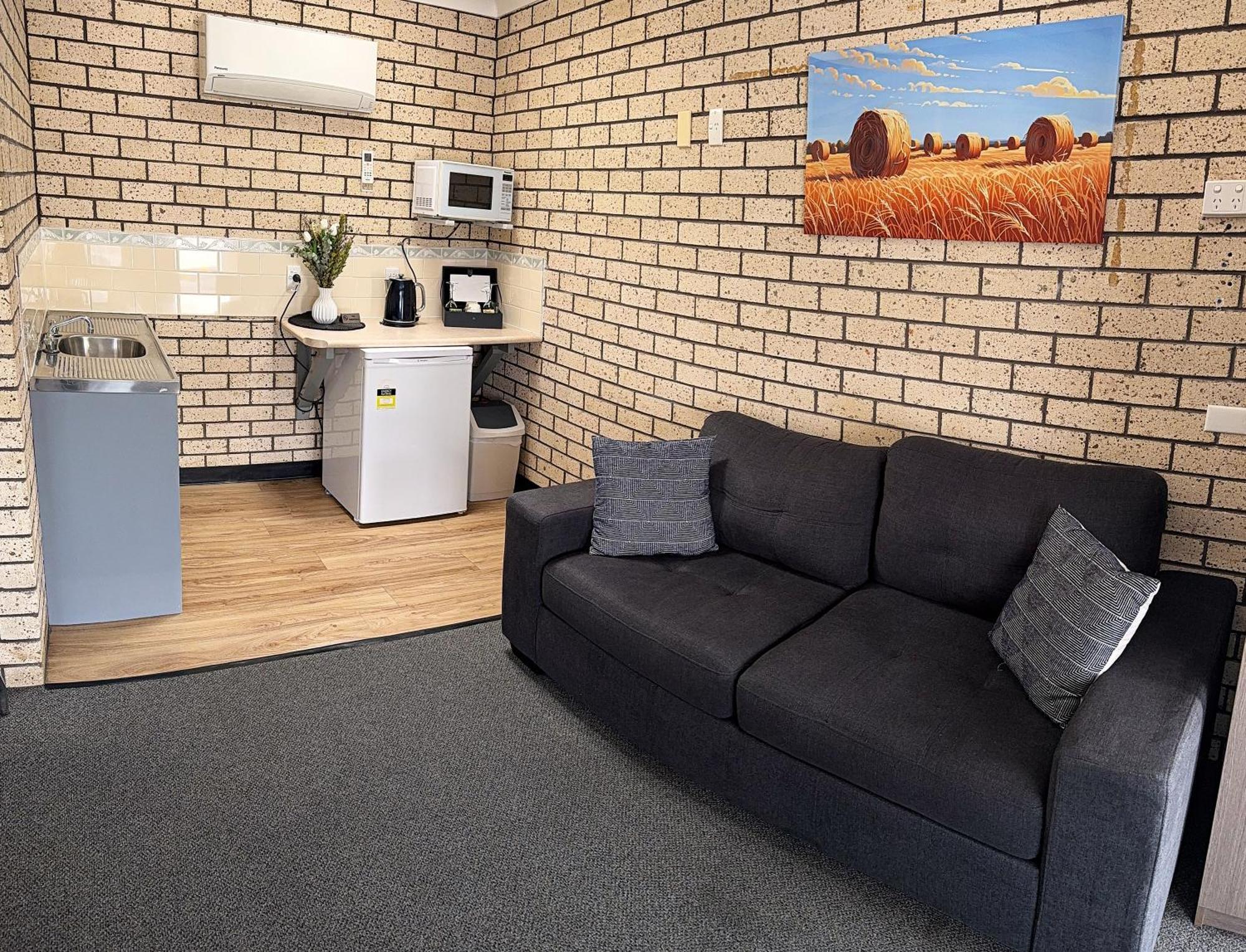 Cowra Crest Motel Exterior photo