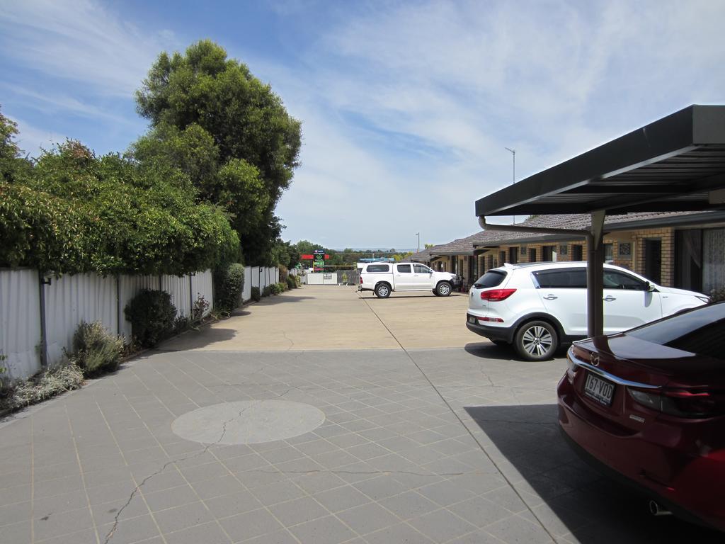 Cowra Crest Motel Exterior photo