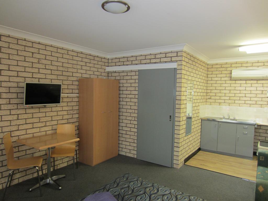 Cowra Crest Motel Exterior photo