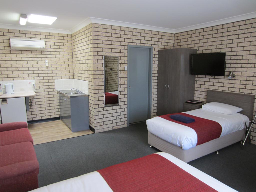 Cowra Crest Motel Exterior photo