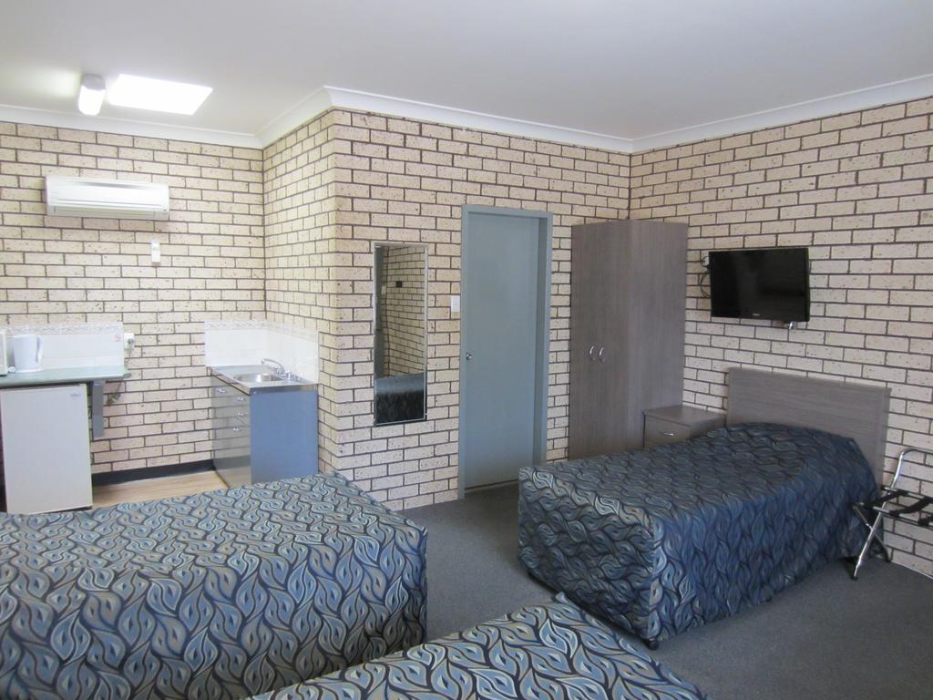 Cowra Crest Motel Exterior photo