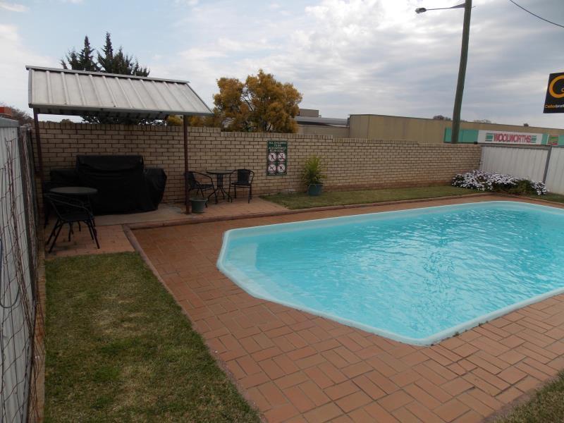 Cowra Crest Motel Exterior photo