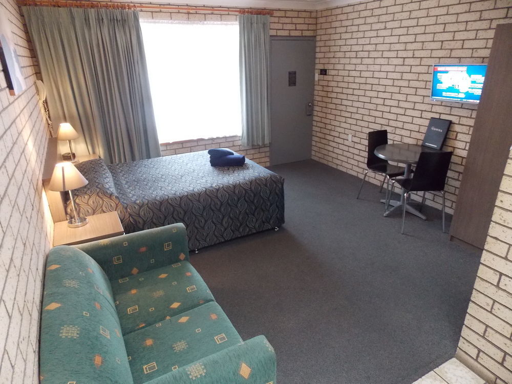 Cowra Crest Motel Exterior photo