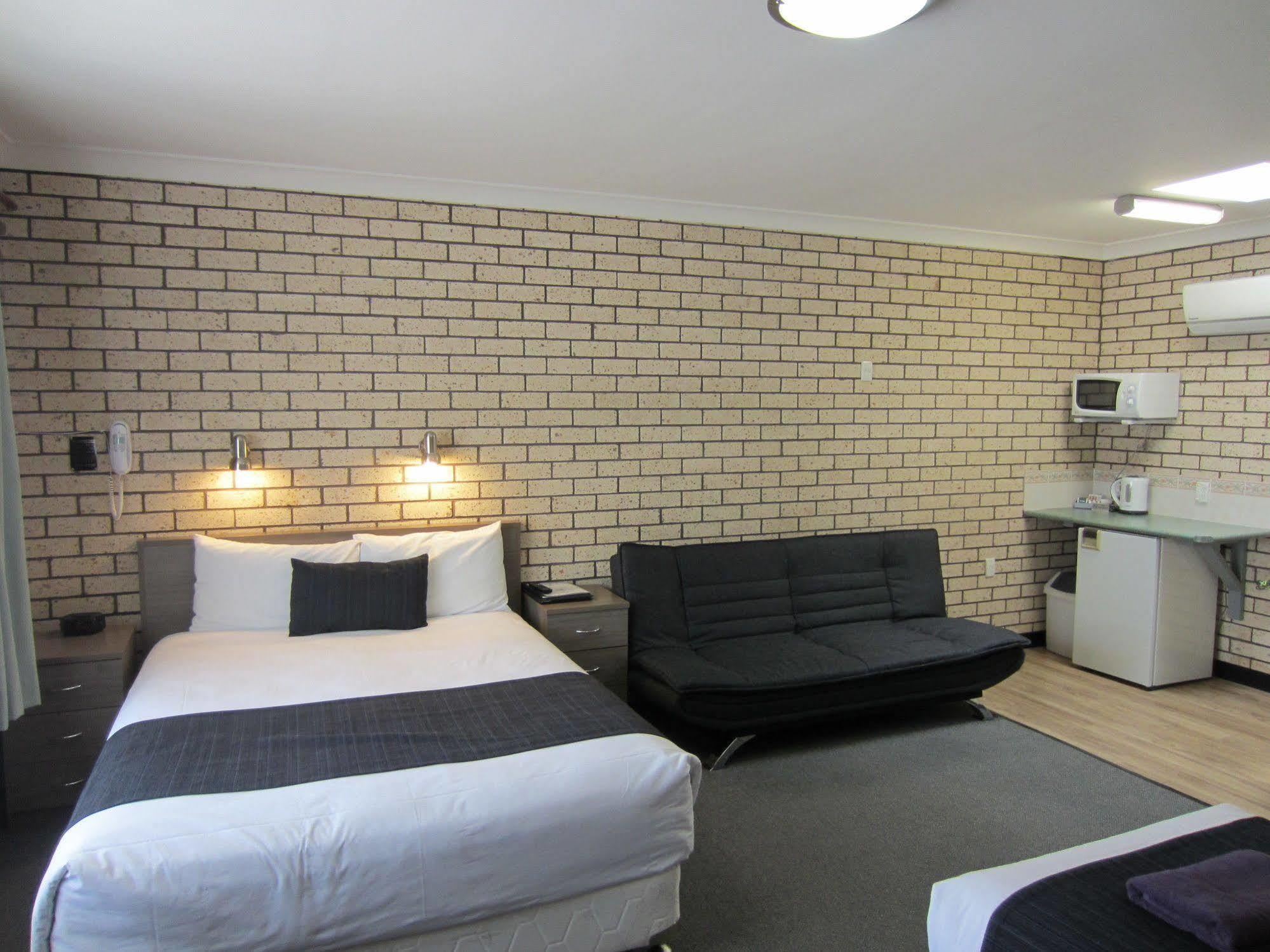 Cowra Crest Motel Exterior photo