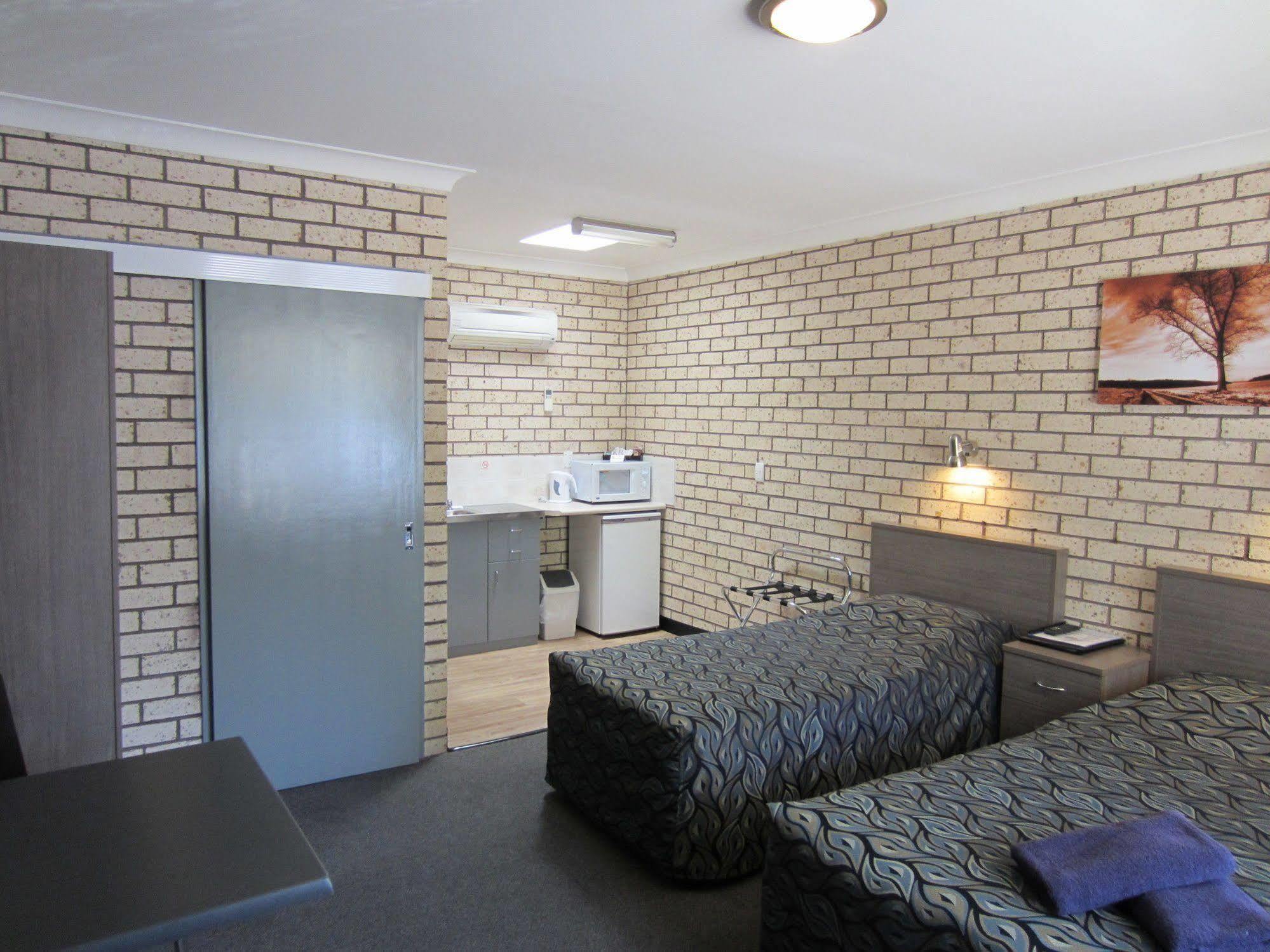 Cowra Crest Motel Exterior photo