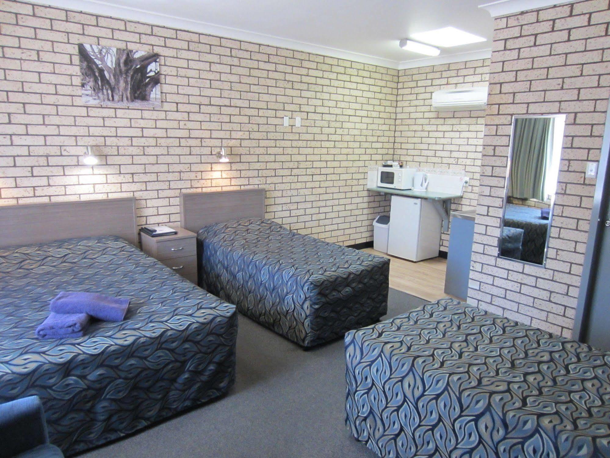 Cowra Crest Motel Exterior photo