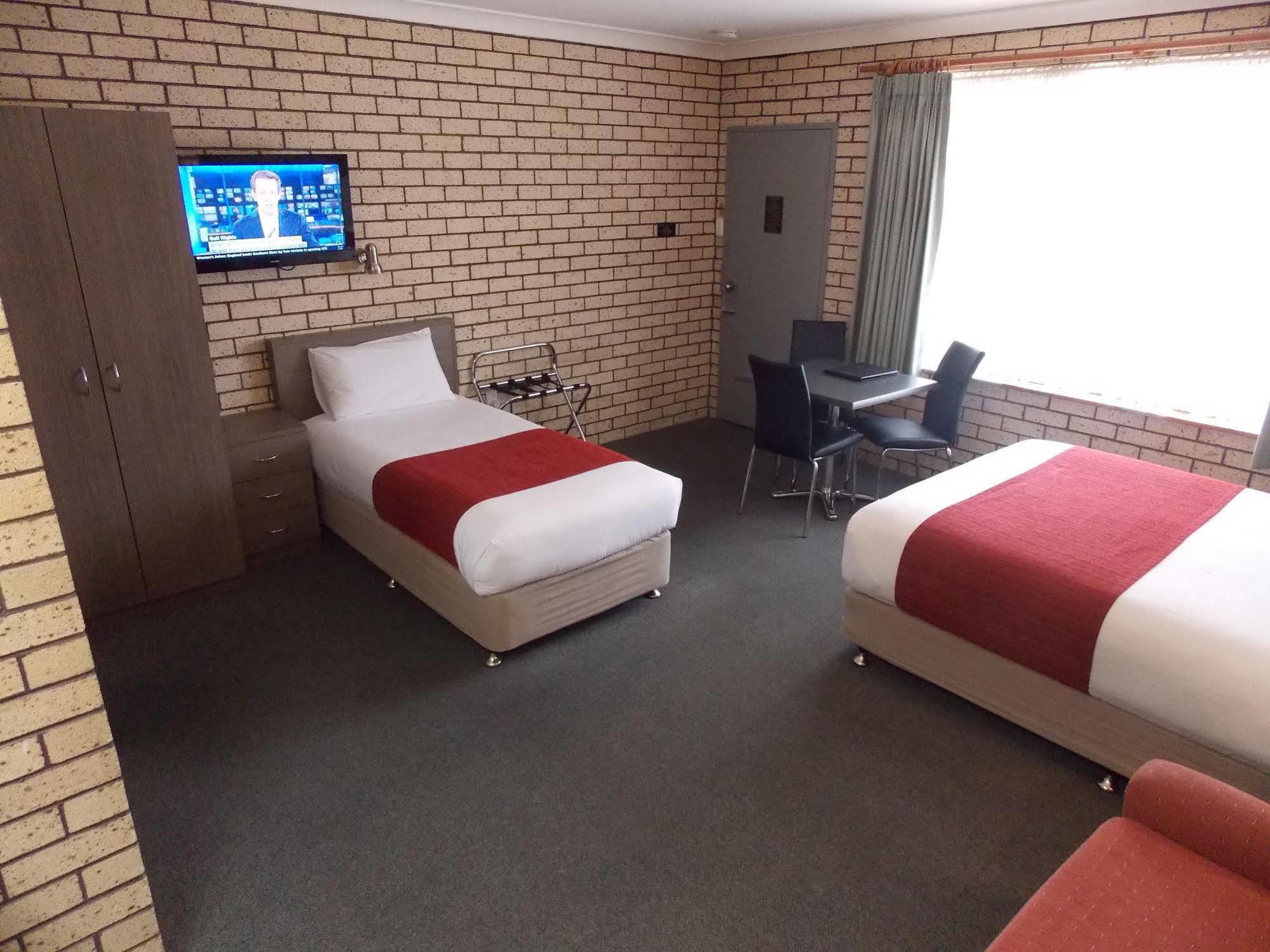 Cowra Crest Motel Exterior photo