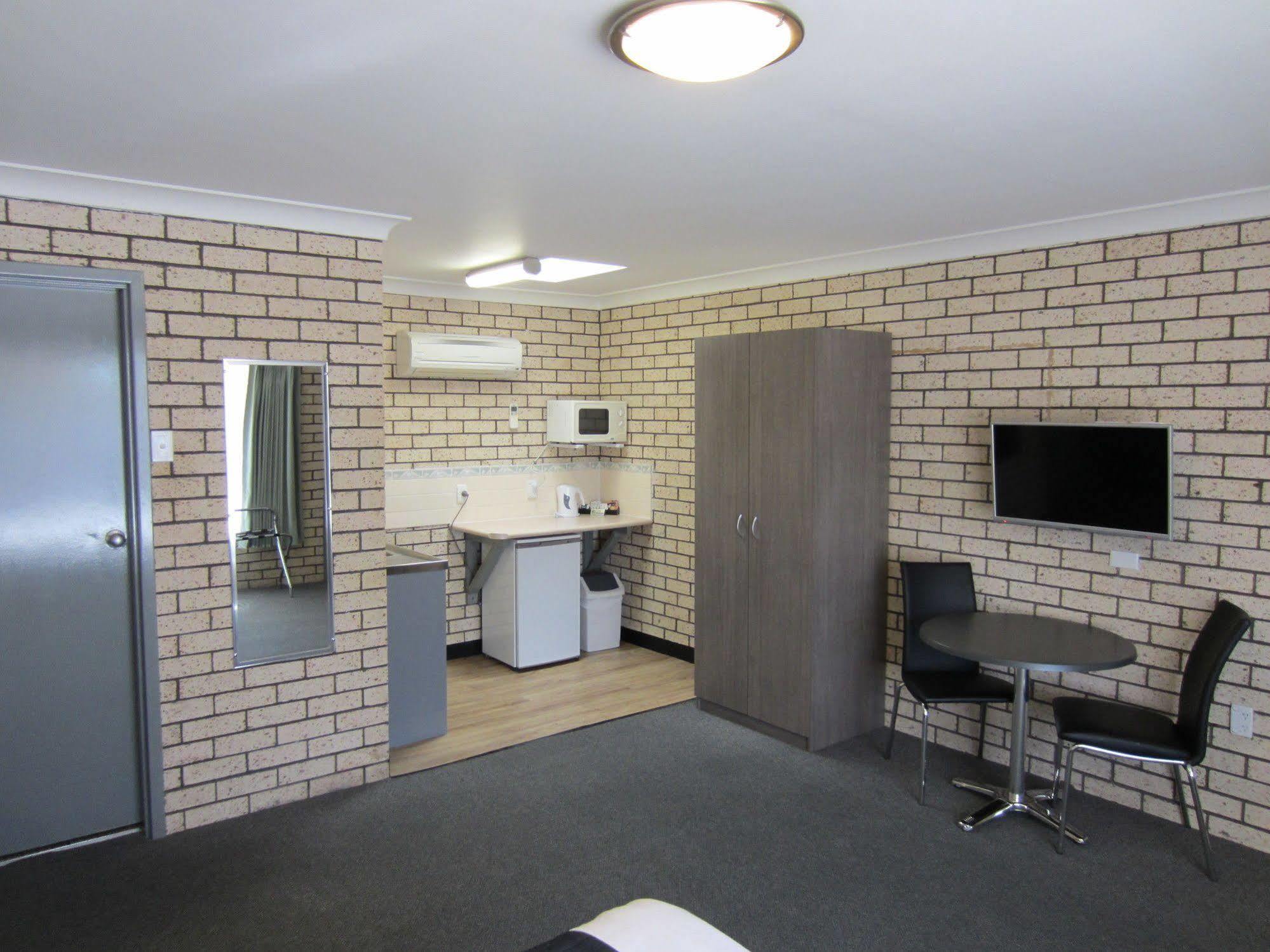 Cowra Crest Motel Exterior photo
