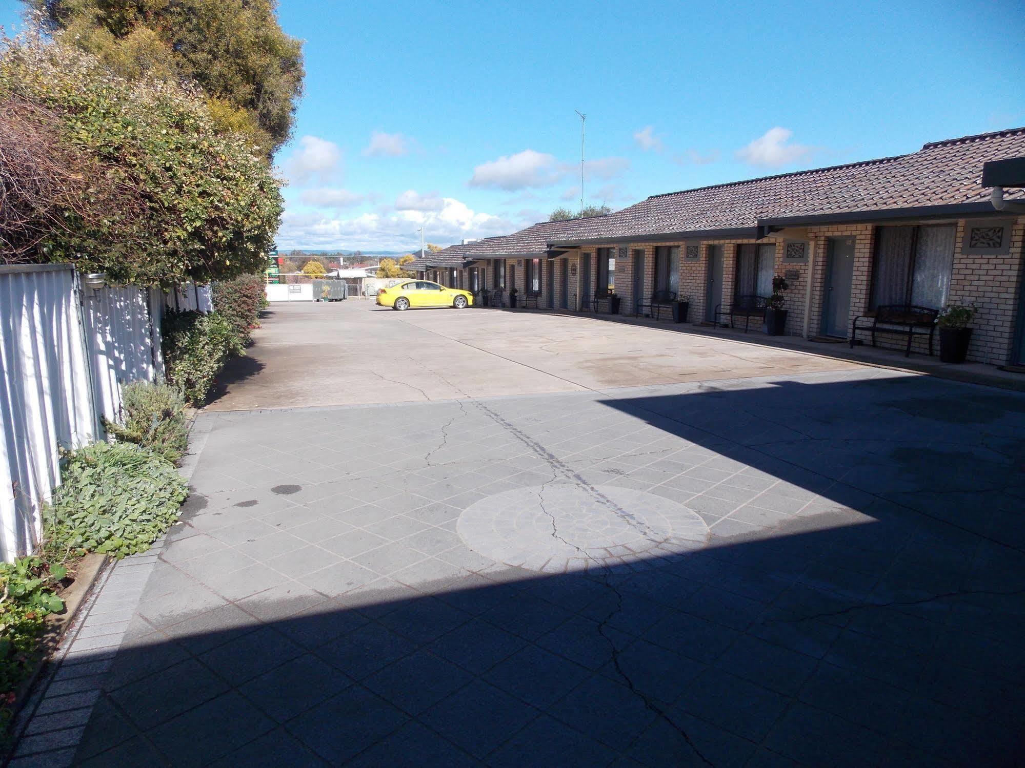 Cowra Crest Motel Exterior photo
