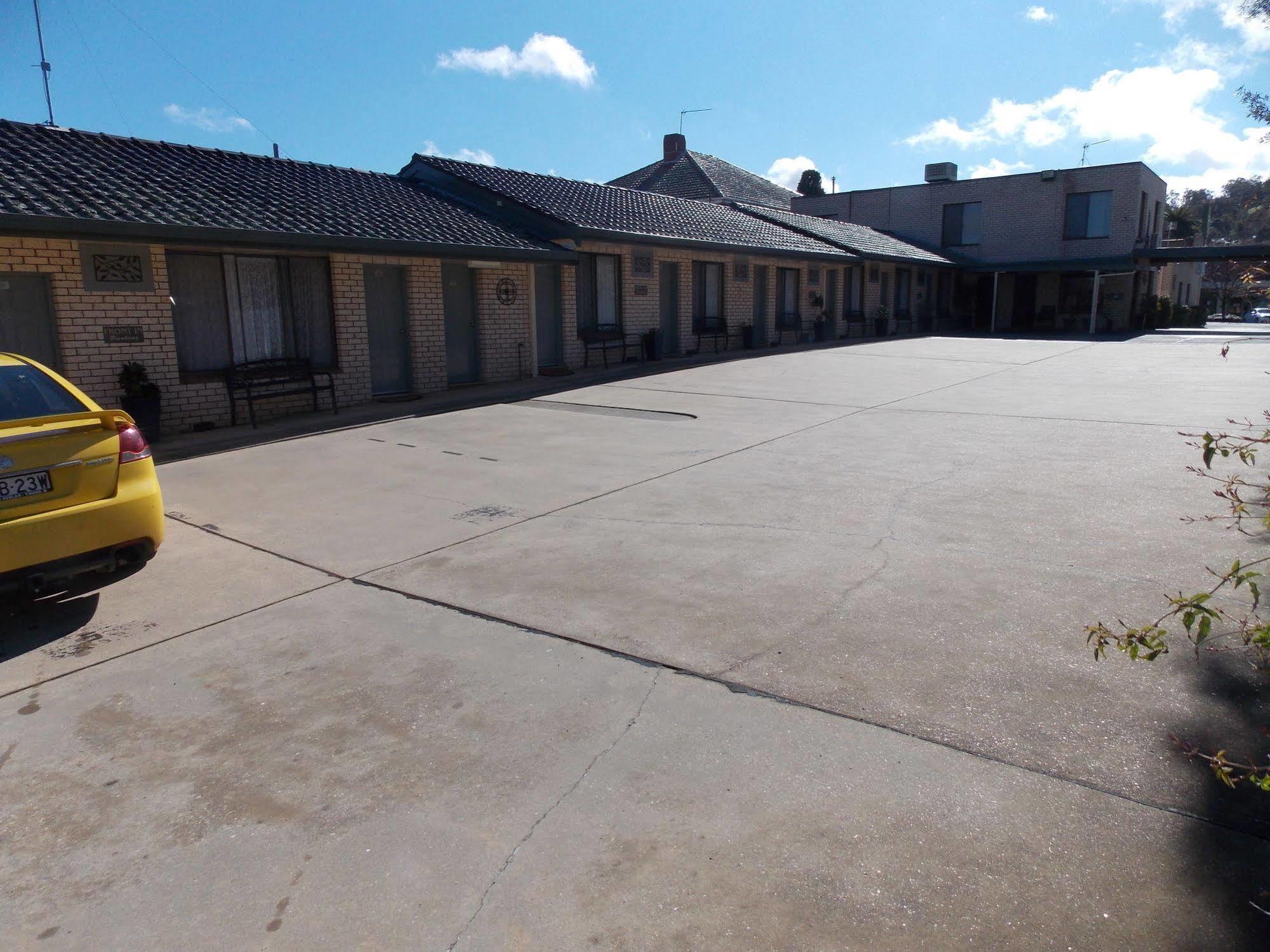 Cowra Crest Motel Exterior photo